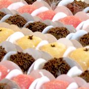 KIT 100 DOCINHOS DE FESTA